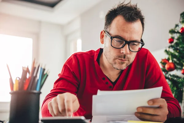 Hesap makinesi kullanan adam