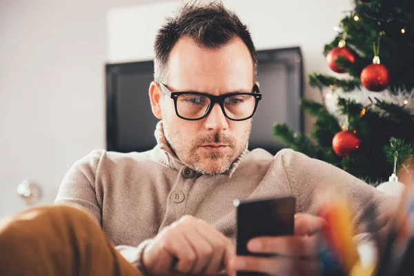 Akıllı telefon kullanan adam.