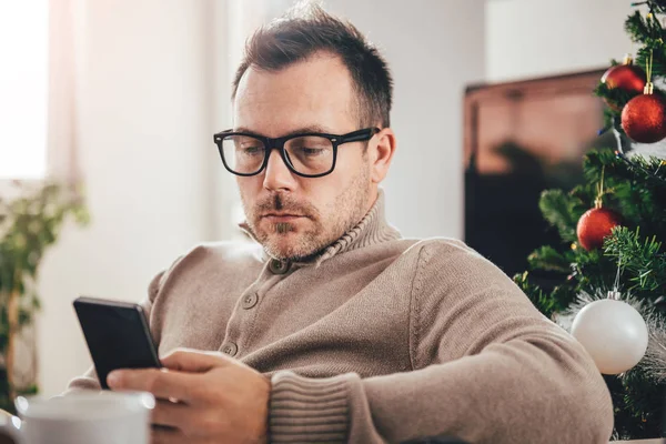 Akıllı telefon kullanan adam.