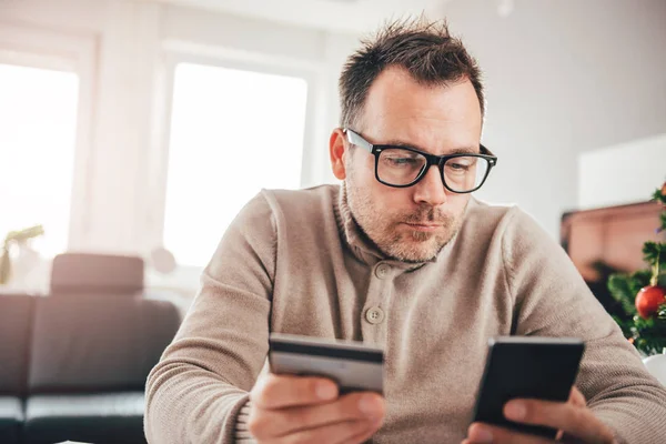 Hombre pagando con tarjeta de crédito — Foto de Stock