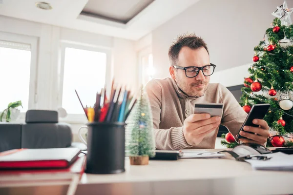 Man paying with credit card — Stock Photo, Image