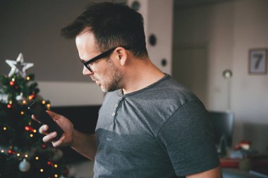 Akıllı telefon kullanan adam.