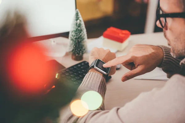 Hombre usando reloj inteligente — Foto de Stock