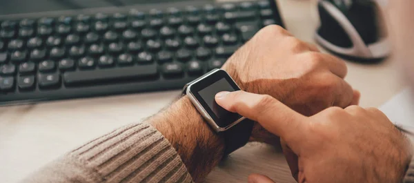 Man using smart watch — Stock Photo, Image