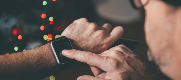 Man using smart watch — Stock Photo, Image