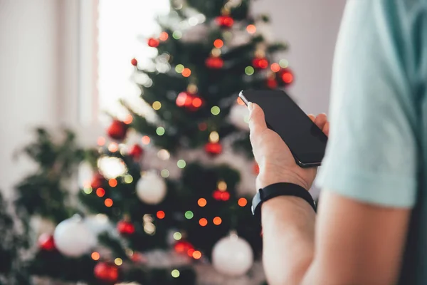 Woman using smart phone — Stock Photo, Image