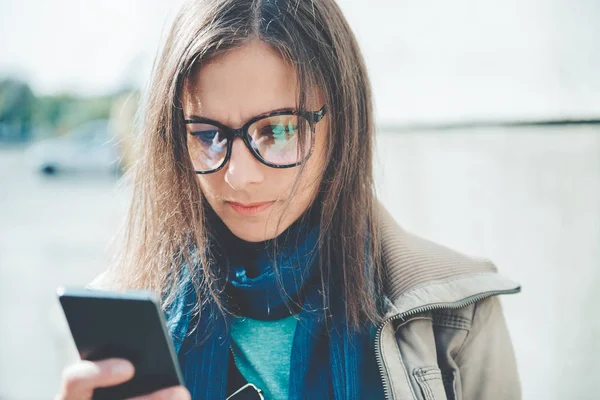 Mujer escribiendo mensaje —  Fotos de Stock