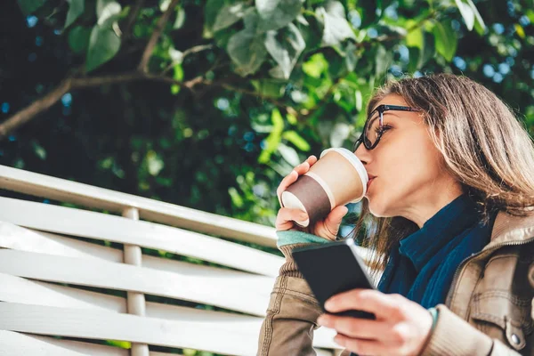 コーヒーを飲む女 — ストック写真