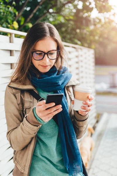 Frau mit Kaffee und Smartphone — Stockfoto