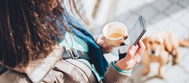 Akıllı telefon kullanan kadın 