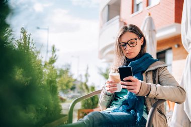 Telefonda yazan kadın. 
