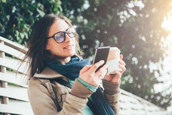 Frau tippt auf Smartphone — Stockfoto