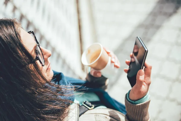 Akıllı telefon kullanan kadın — Stok fotoğraf