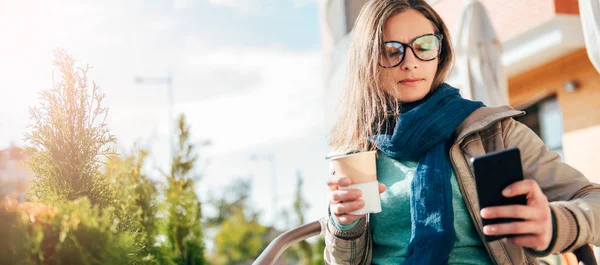 Frau tippt auf dem Smartphone — Stockfoto