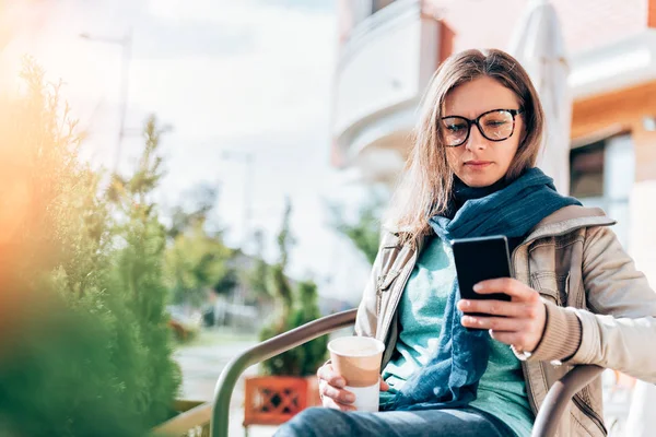 Telefonda yazan kadın. 