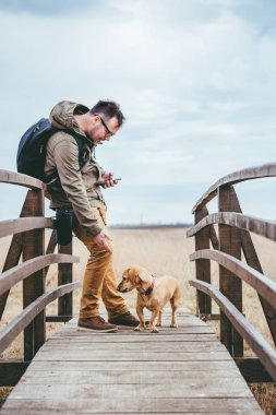 Bir köpek sevişme uzun yürüyüşe çıkan kimse