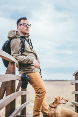 Uzun yürüyüşe çıkan kimse ve dinlenme köpek 