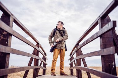 Su şişesi çekerek uzun yürüyüşe çıkan kimse