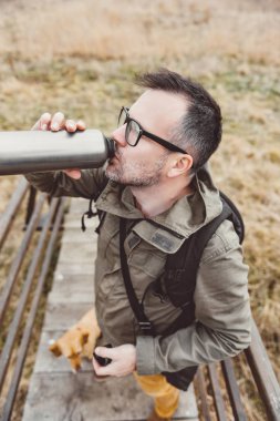 uzun yürüyüşe çıkan kimse içme suyu 