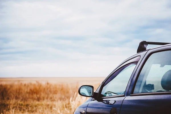 Parkerad bil i gräsmark — Stockfoto