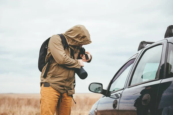 Caminhante em pé em pastagens — Fotografia de Stock