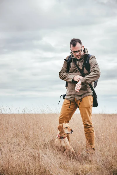 Uzun yürüyüşe çıkan kimse otlak köpek ile — Stok fotoğraf
