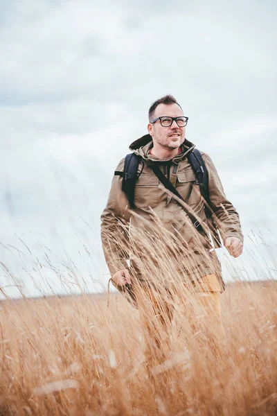 Turysta, chodzenie w wysokiej trawie — Zdjęcie stockowe