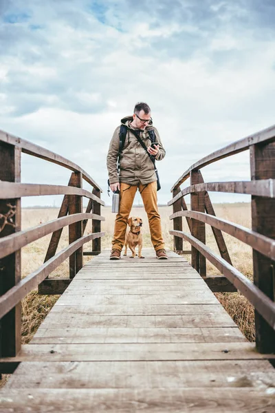 Hiker använder smart telefon — Stockfoto