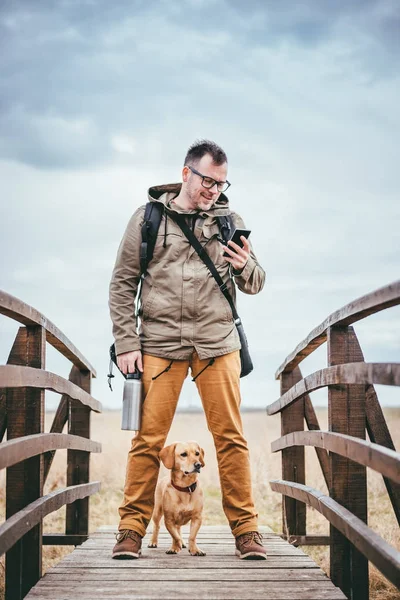 Hiker using smart phone — Stock Photo, Image