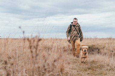 Uzun yürüyüşe çıkan kimse ve küçük sarı köpek