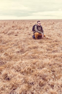 Otlak üzerinde dinlenme uzun yürüyüşe çıkan kimse