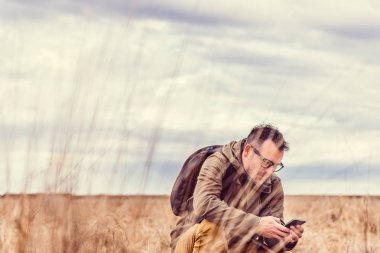 Akıllı telefon kullanarak uzun yürüyüşe çıkan kimse