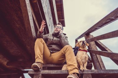 Merdivenlerde oturan uzun yürüyüşe çıkan kimse