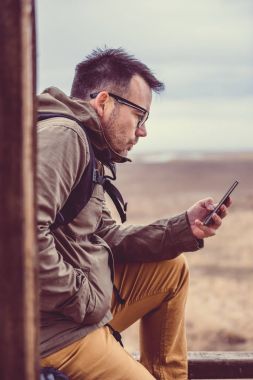 Akıllı telefon kullanarak uzun yürüyüşe çıkan kimse