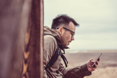 Akıllı telefon kullanarak uzun yürüyüşe çıkan kimse