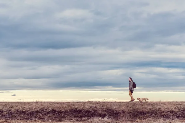 Turysta i pies chodzić — Zdjęcie stockowe