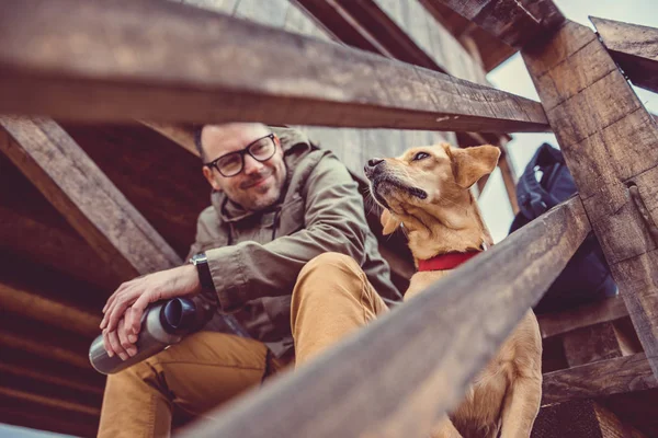 Természetjáró és kutya ülő — Stock Fotó