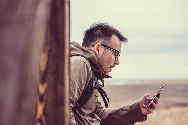 Wanderer mit Smartphone — Stockfoto