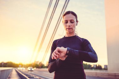 Kadın izci ilerlemeyi kontrol