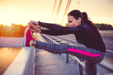 Esneme egzersizi yapan kadın. 