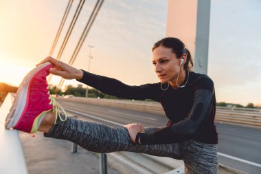 Esneme egzersizi yapan kadın. 