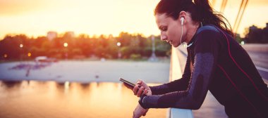 Akıllı telefon kullanan kadın 