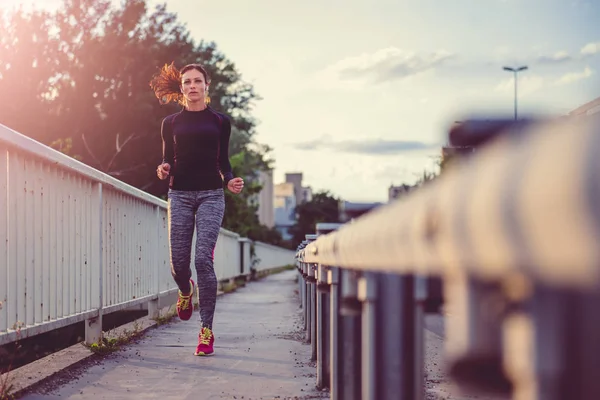 Mujer corriendo al aire libre —  Fotos de Stock