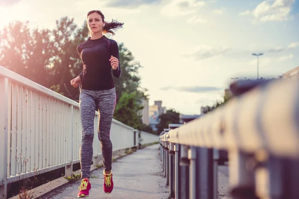 Kvinnan springer utomhus — Stockfoto