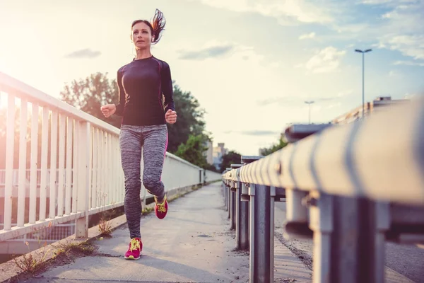 Mujer corriendo en la calle de la ciudad —  Fotos de Stock