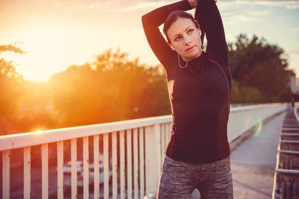 Fitness kadının esneme yapması — Stok fotoğraf