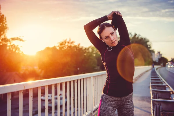 Fitness kvinna gör stretching — Stockfoto