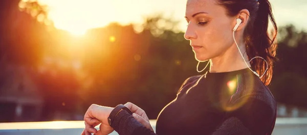 Mujer revisando rastreador de fitness — Foto de Stock