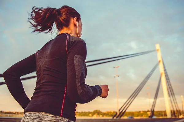 Frau joggt in der Stadt — Stockfoto