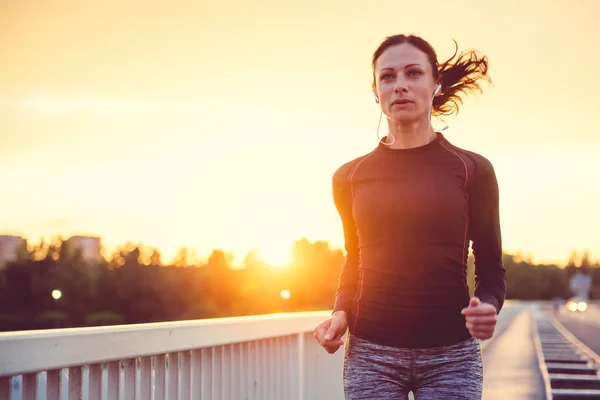 Kvinnan jogging i city — Stockfoto